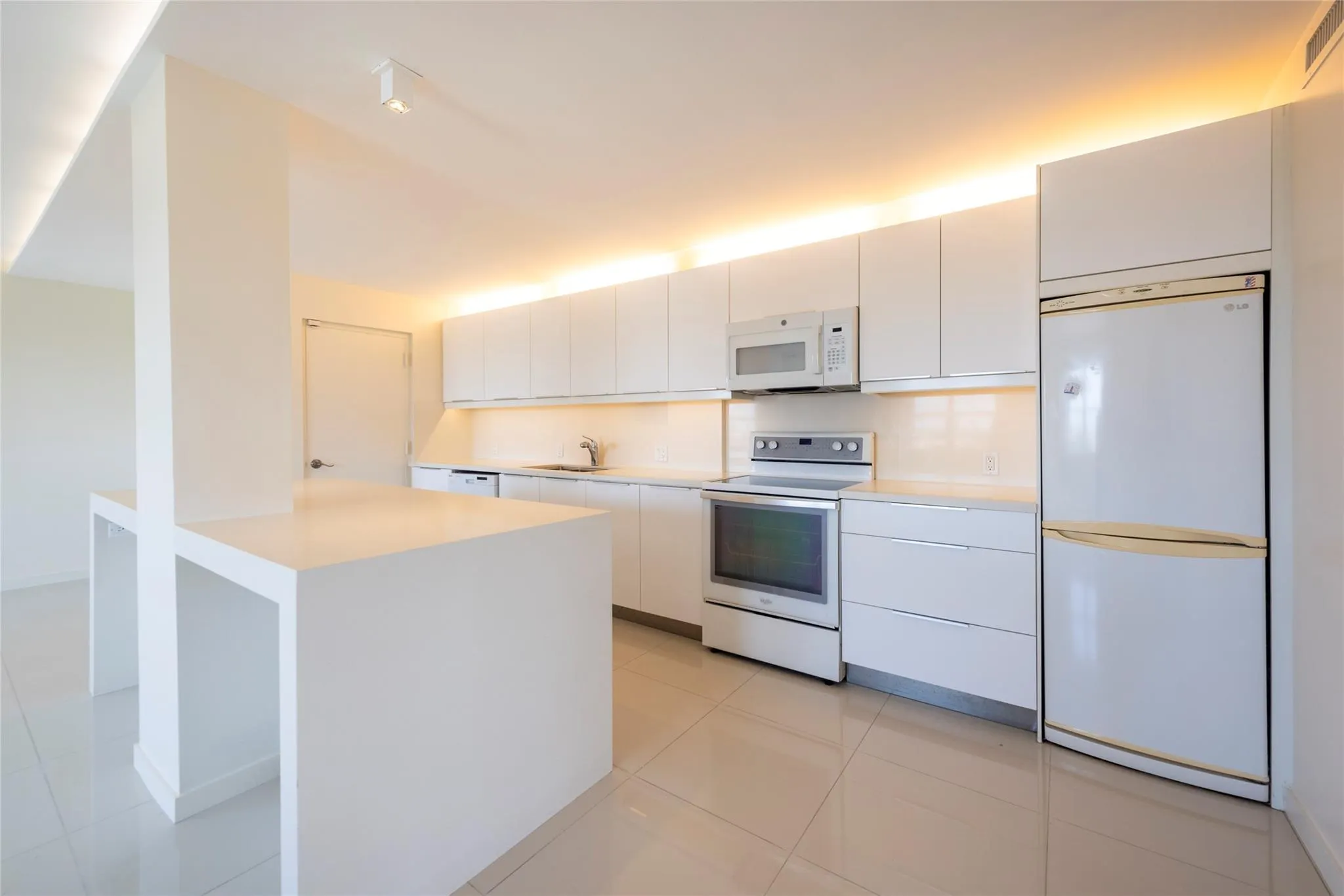 2555 NE 11th St, #902