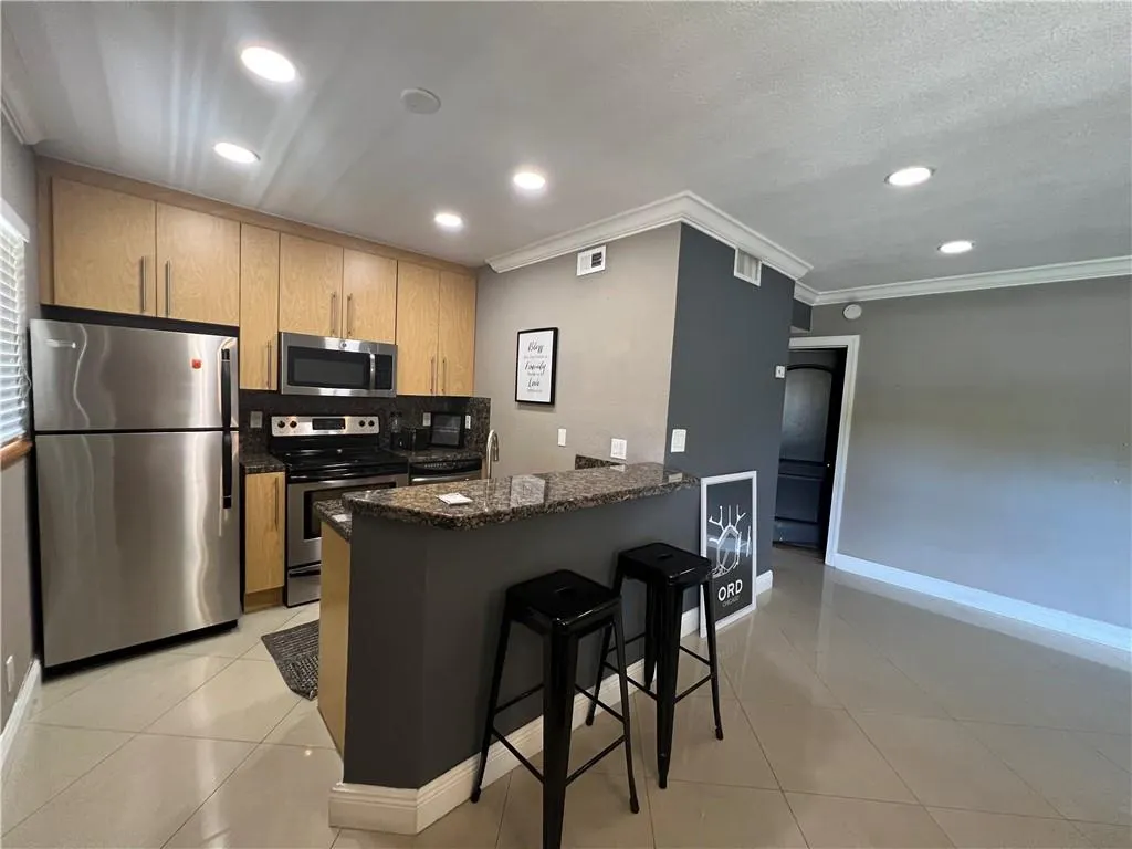 811 NE 14th Pl, #7