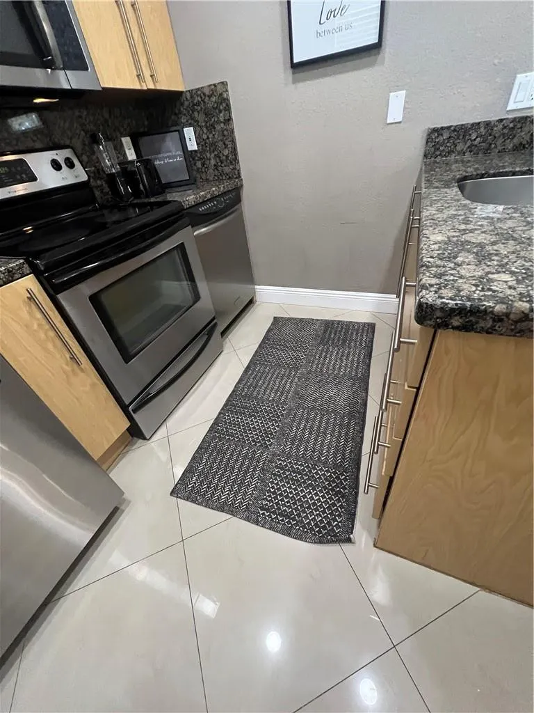 811 NE 14th Pl, #7