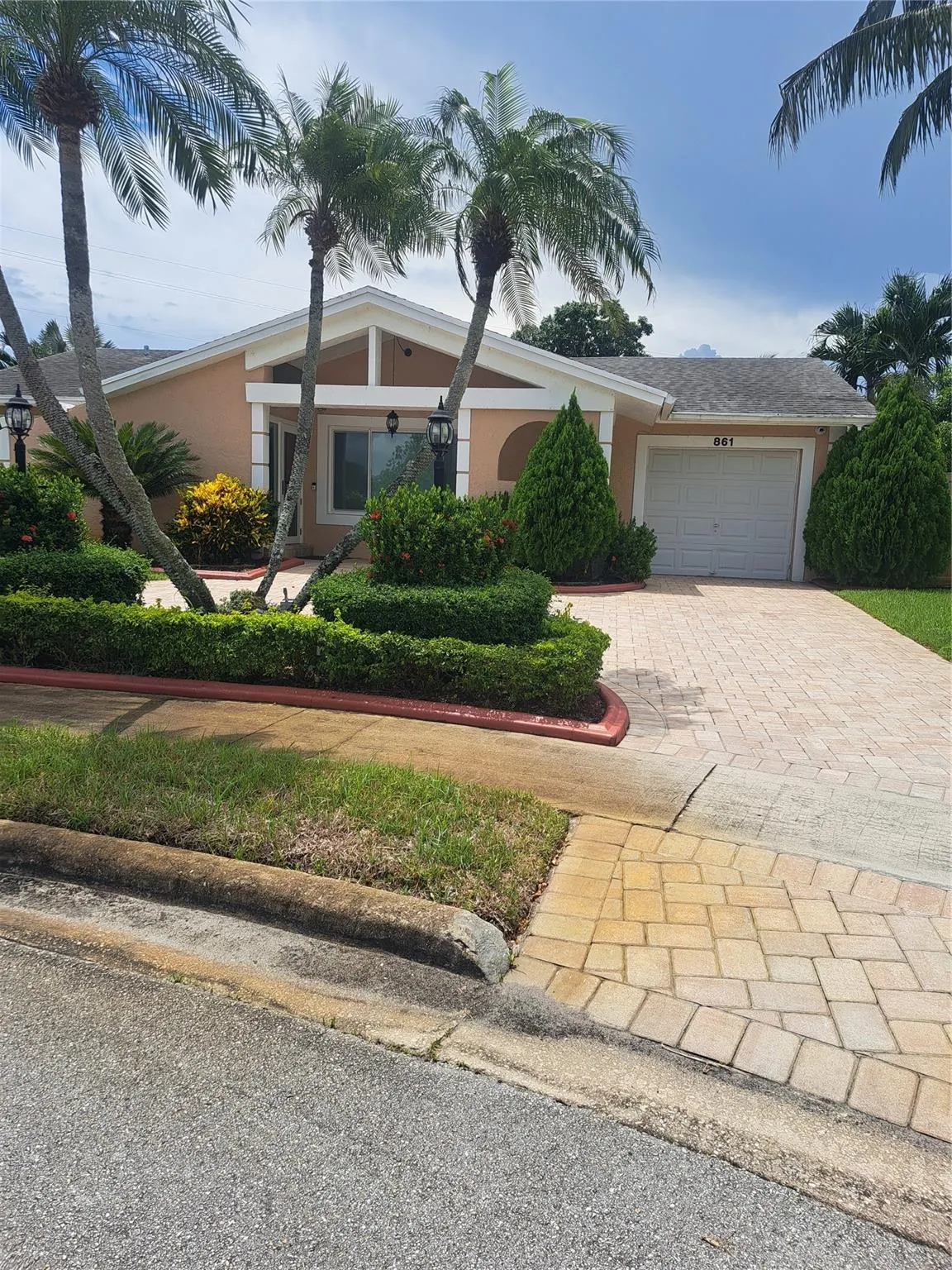 861 SW 55th Way