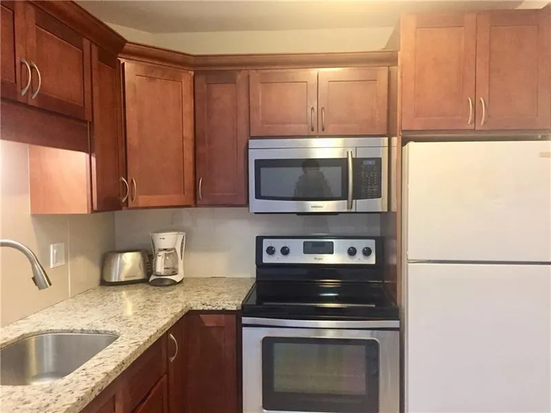 3220 Bayview Dr, #102
