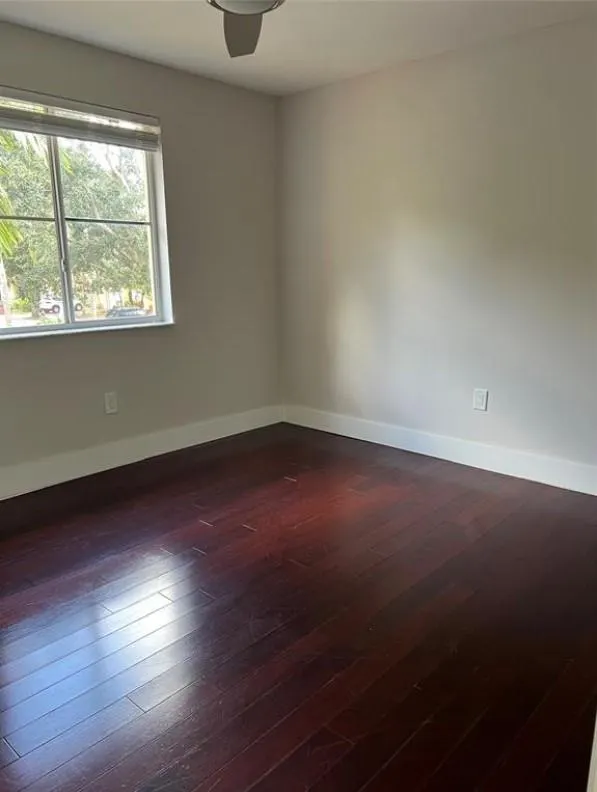 208 MAGNOLIA AVE