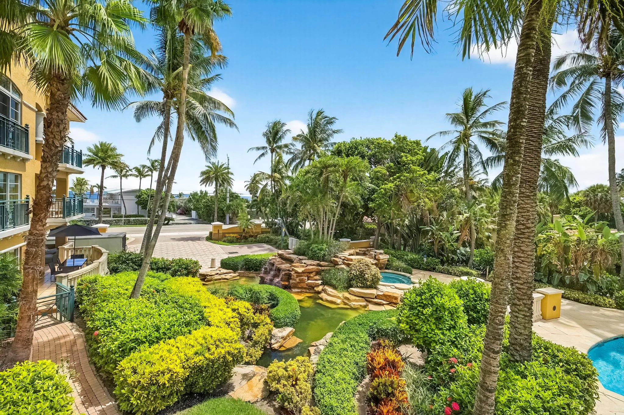 1228 Hillsboro Mile, #203