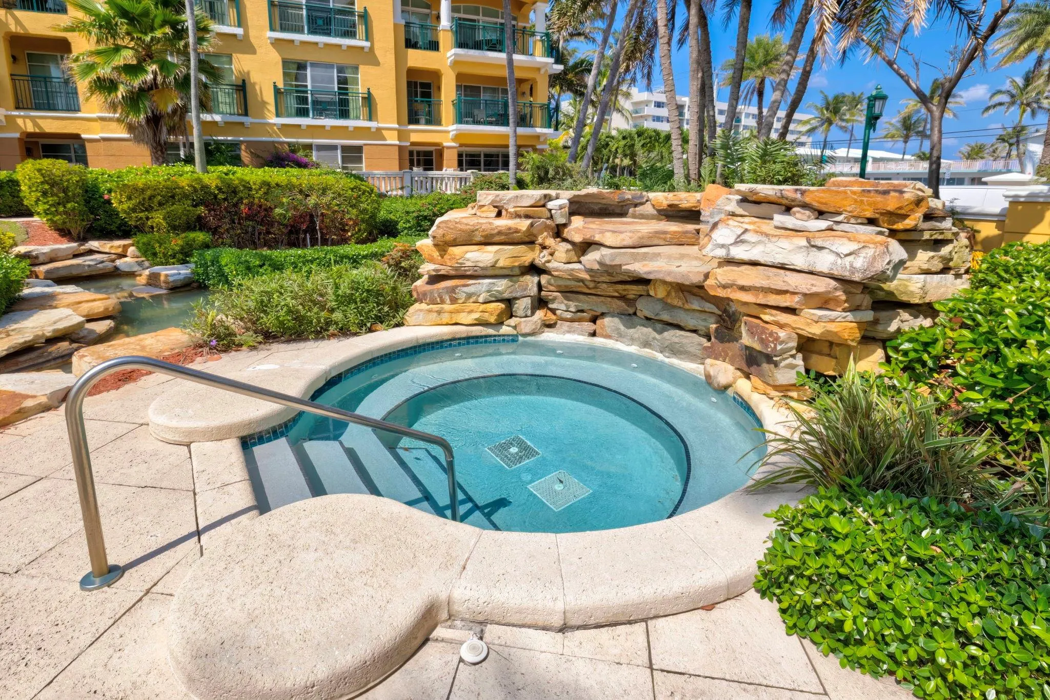 1228 Hillsboro Mile, #203