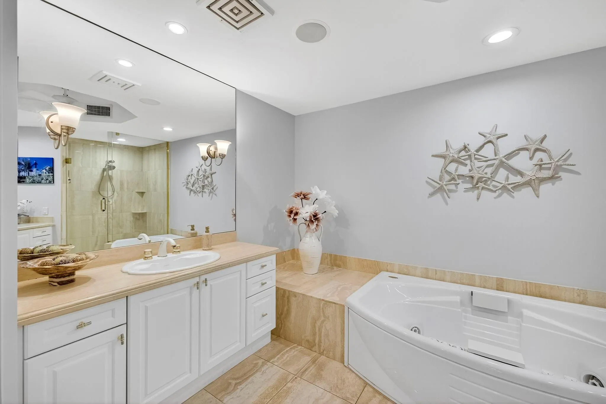 1228 Hillsboro Mile, #203