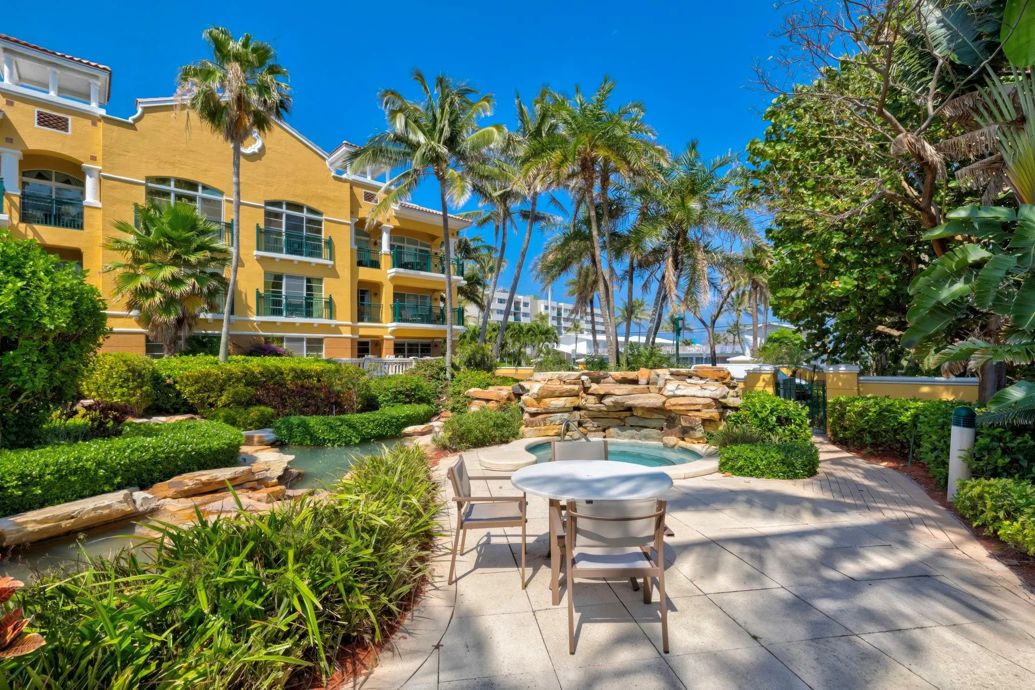 1228 Hillsboro Mile, #203