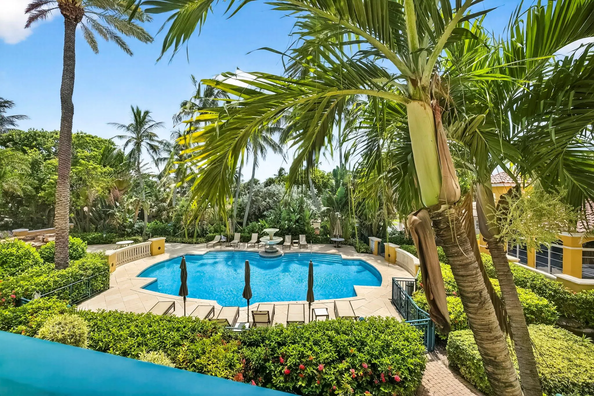 1228 Hillsboro Mile, #203