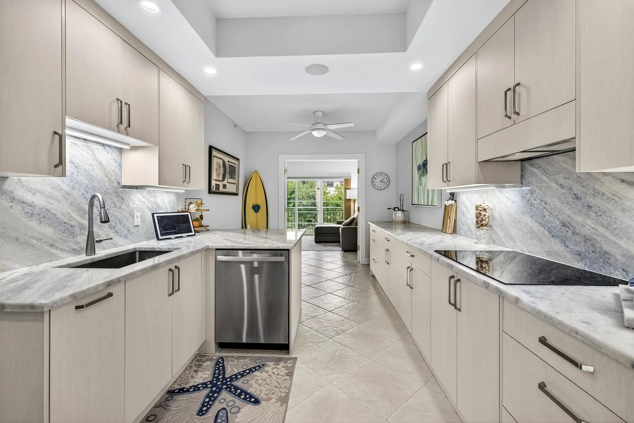 1228 Hillsboro Mile, #203