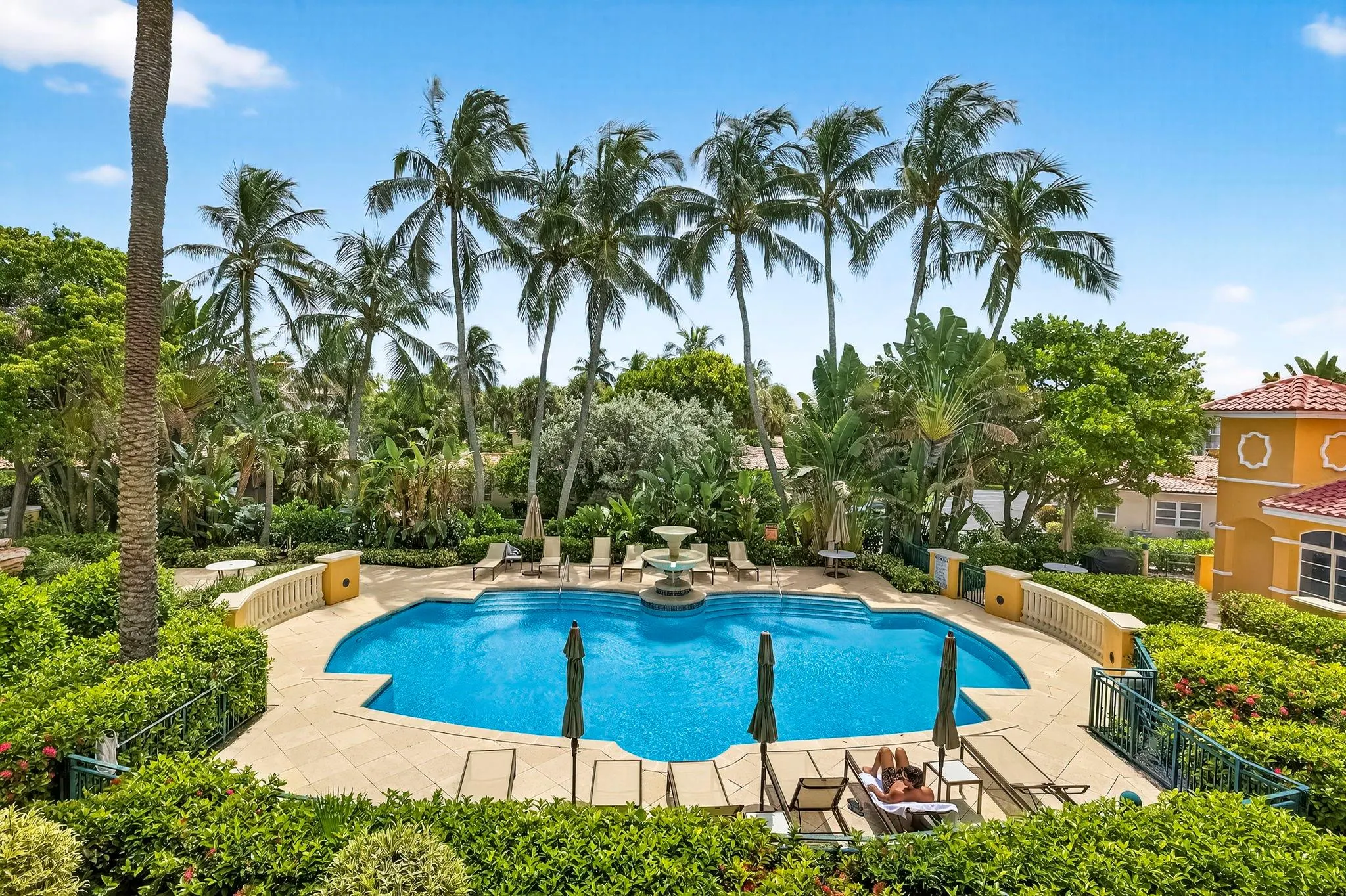 1228 Hillsboro Mile, #203