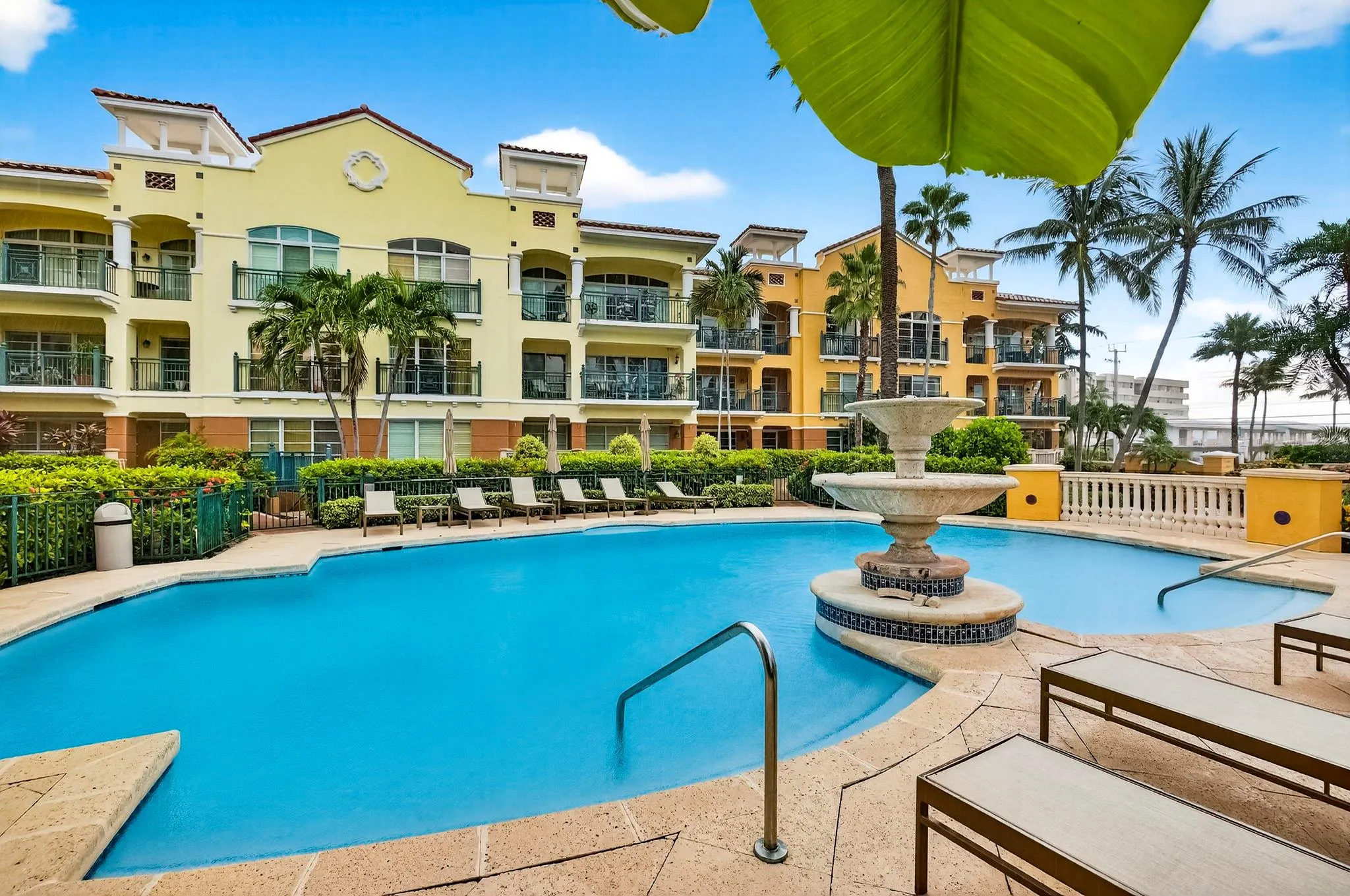 1228 Hillsboro Mile, #203