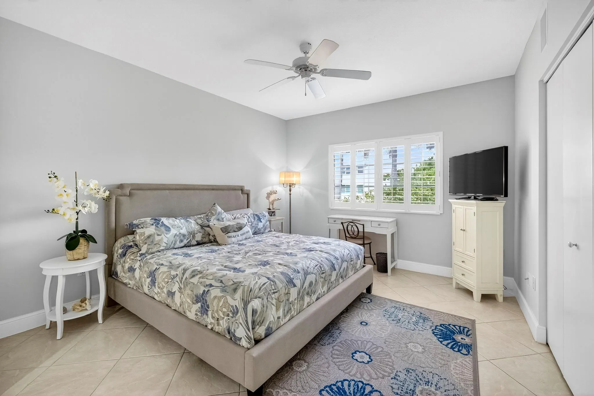 1228 Hillsboro Mile, #203