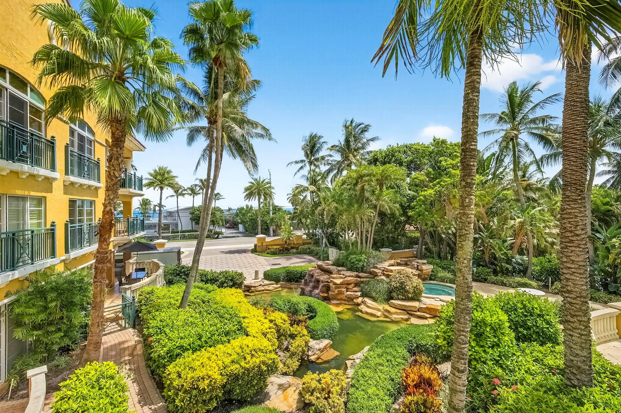 1228 Hillsboro Mile, #203