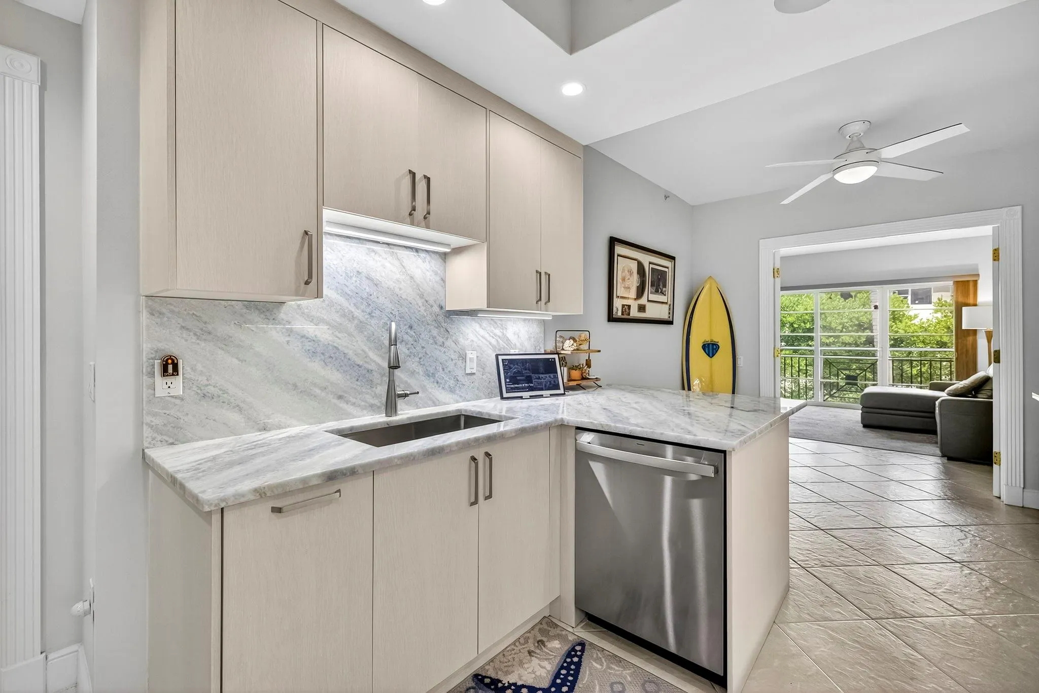 1228 Hillsboro Mile, #203