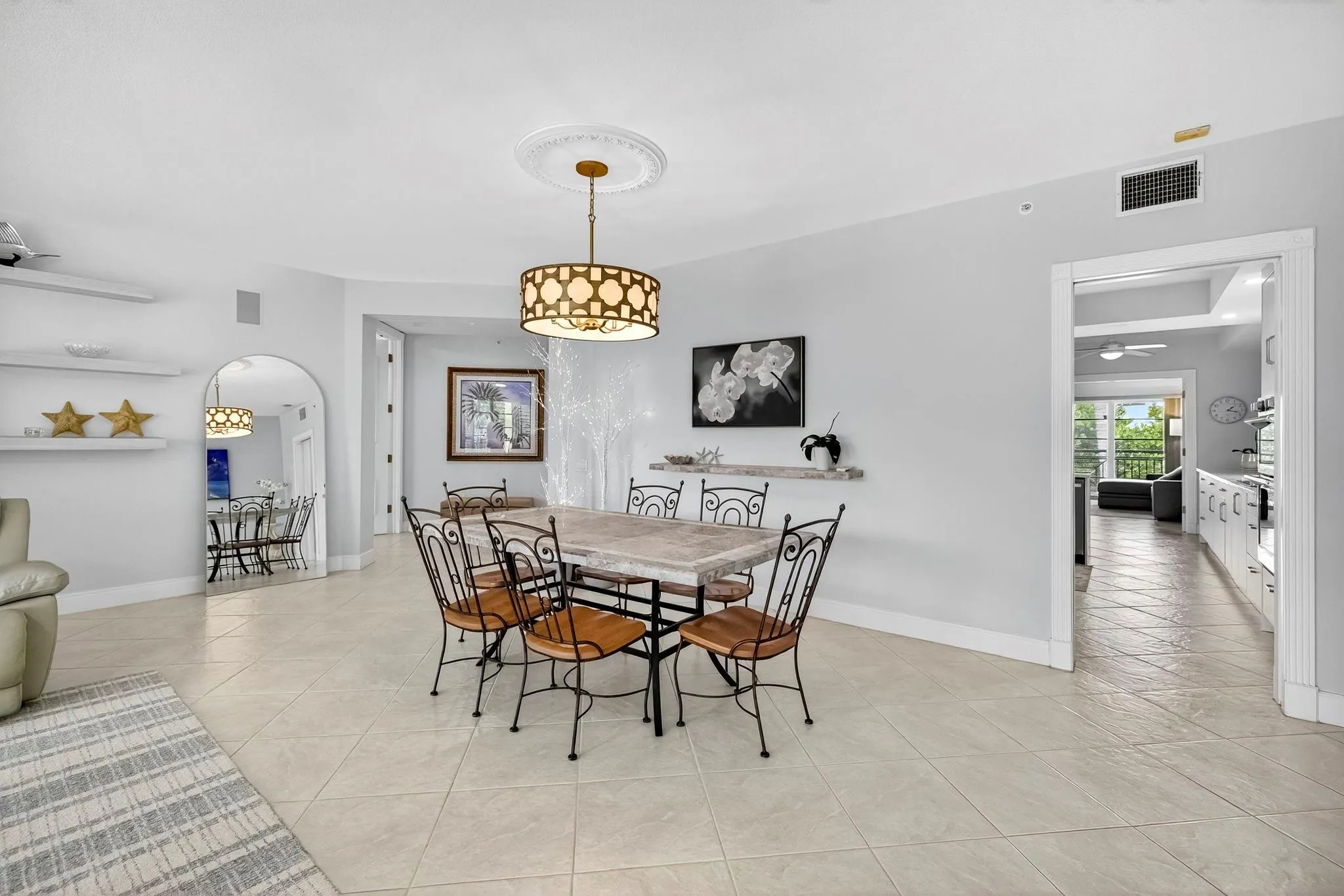 1228 Hillsboro Mile, #203
