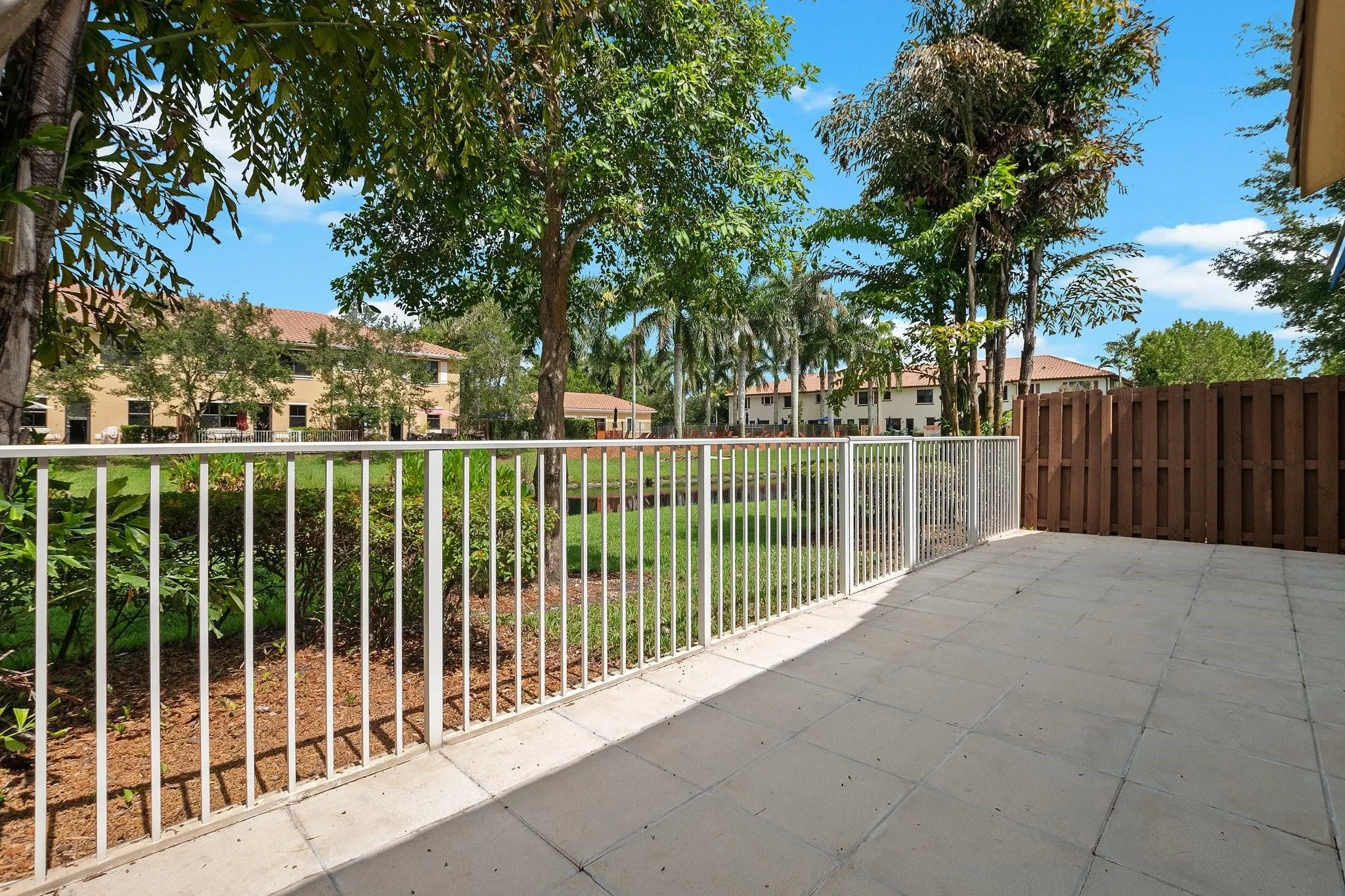 816 W Village Cir
