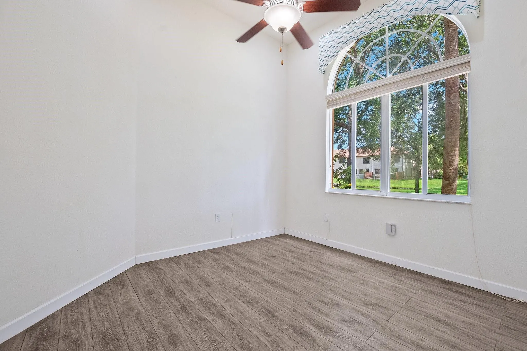 816 W Village Cir