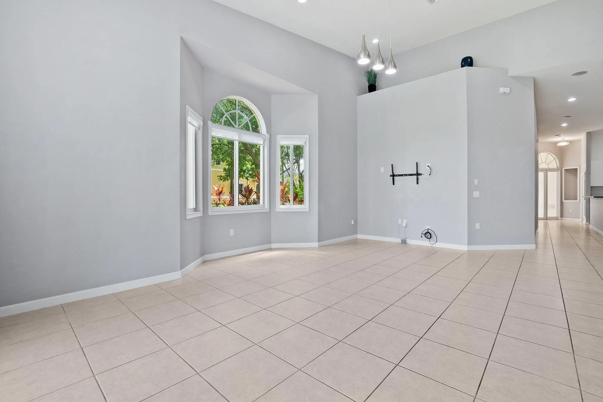 816 W Village Cir