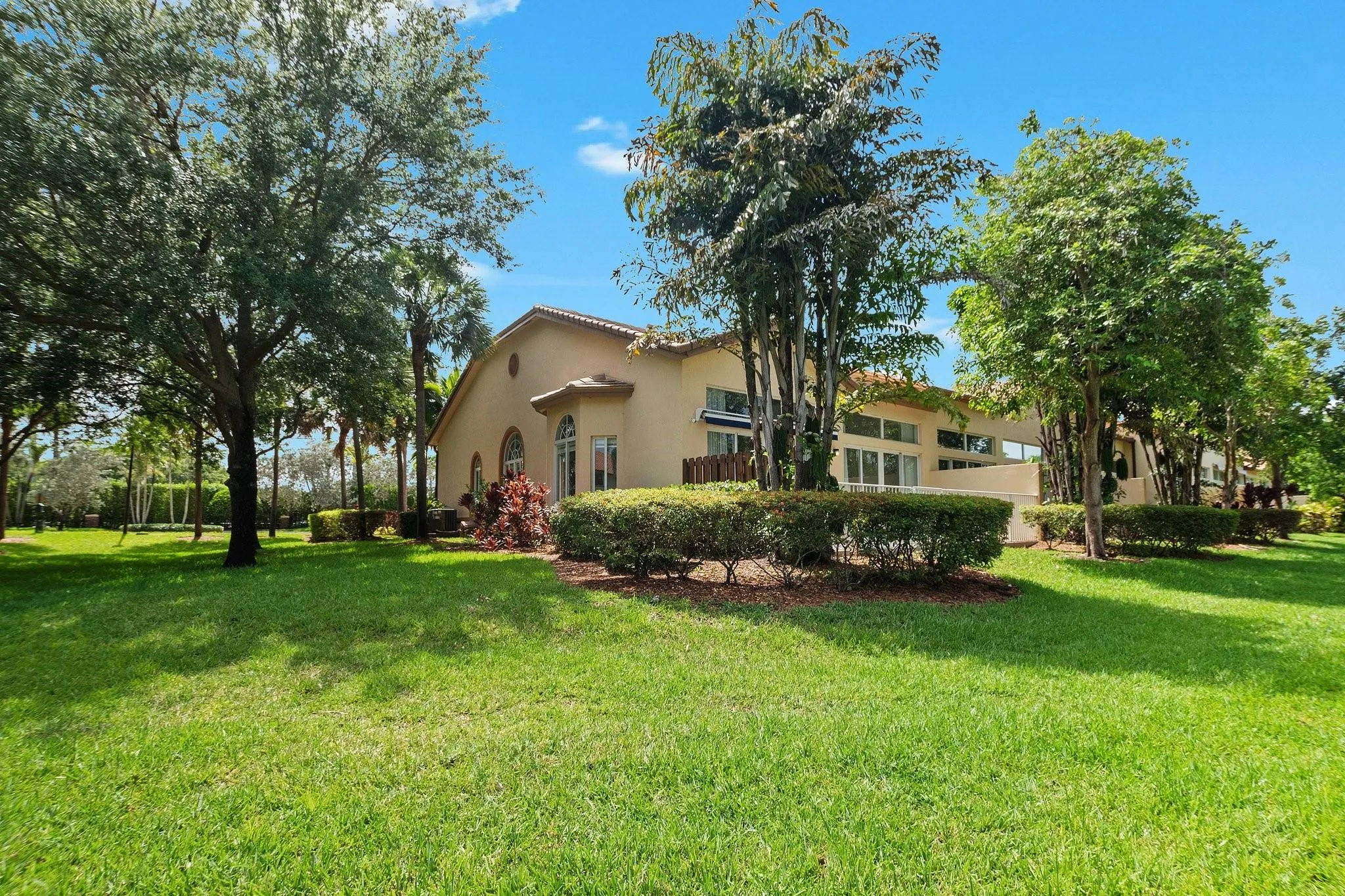 816 W Village Cir