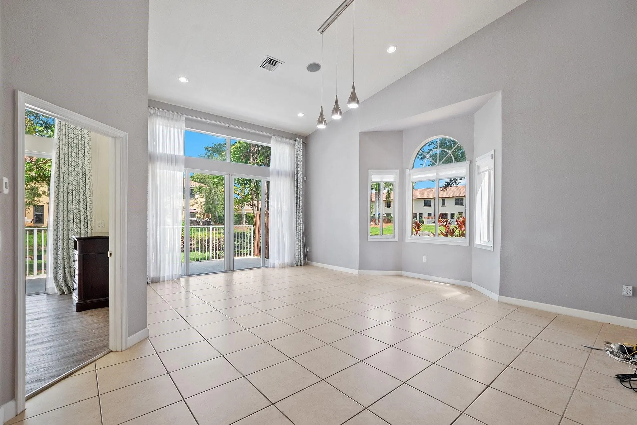 816 W Village Cir