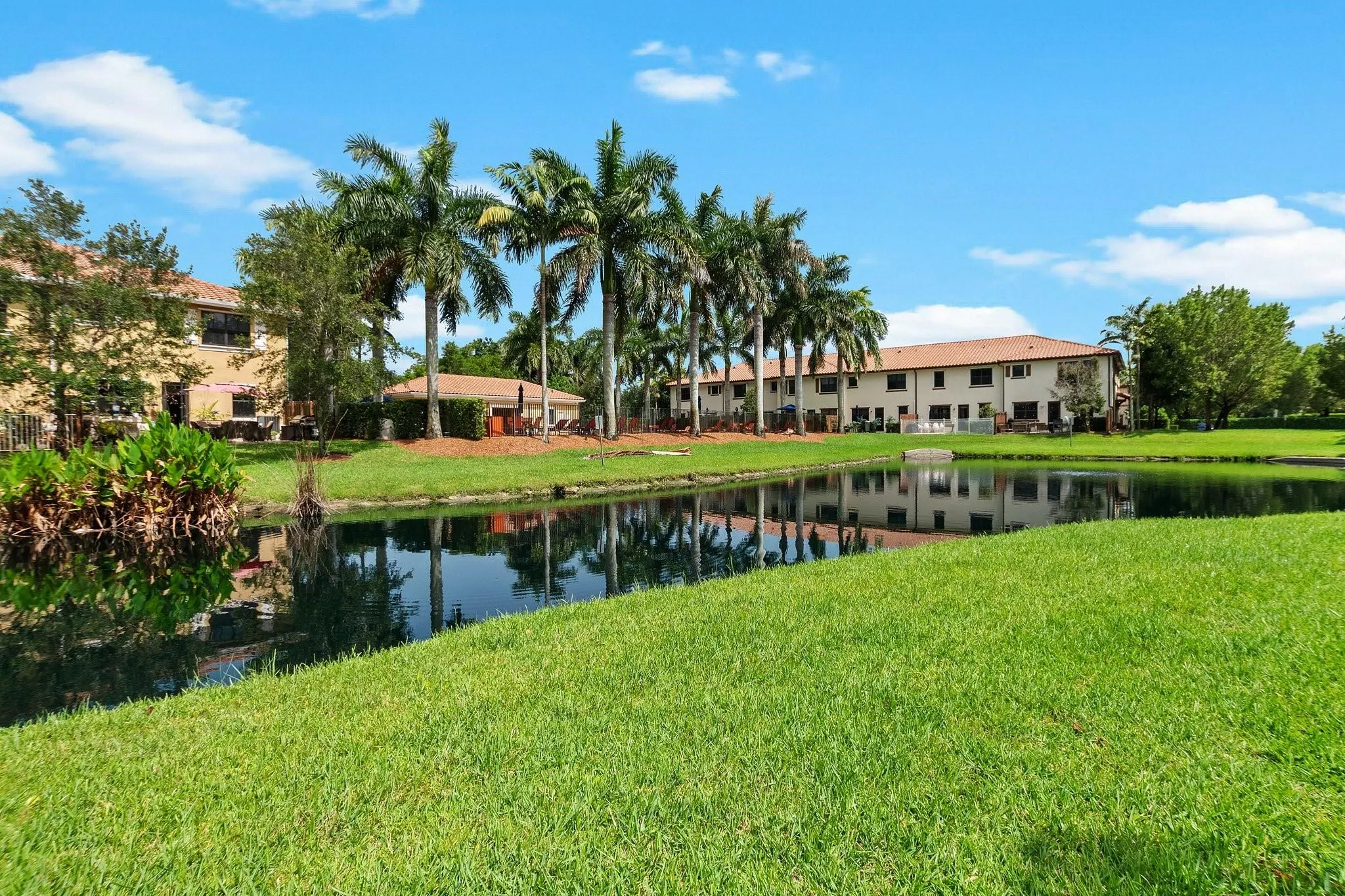 816 W Village Cir