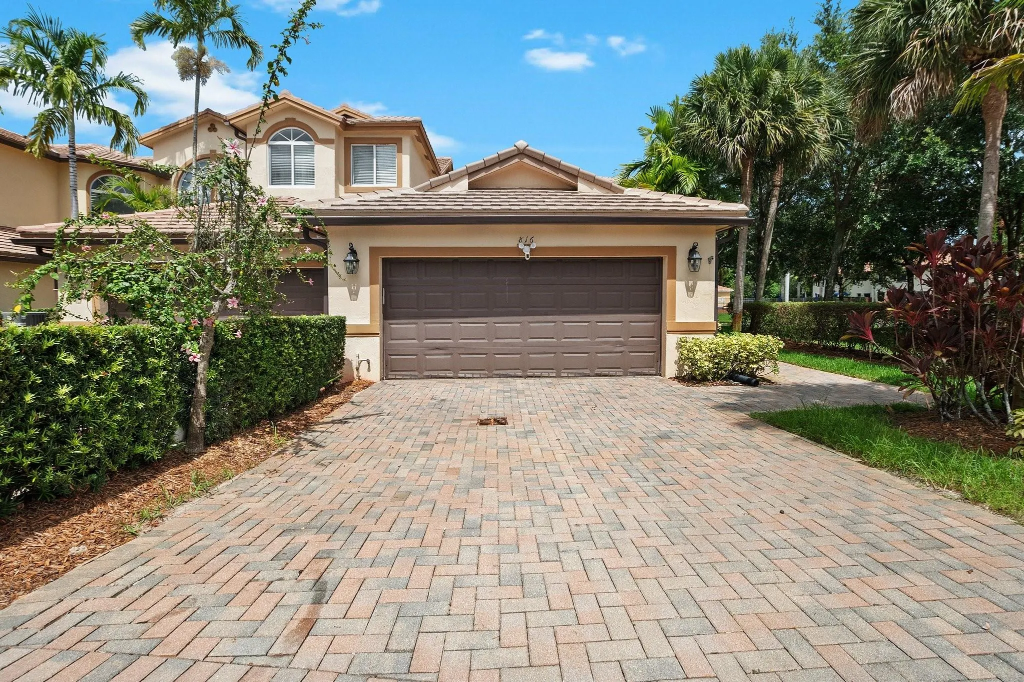 816 W Village Cir