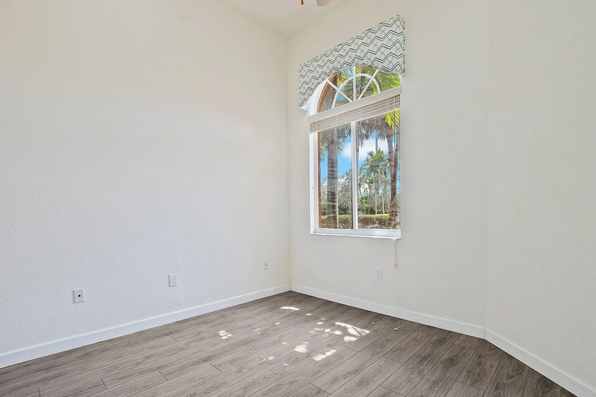 816 W Village Cir