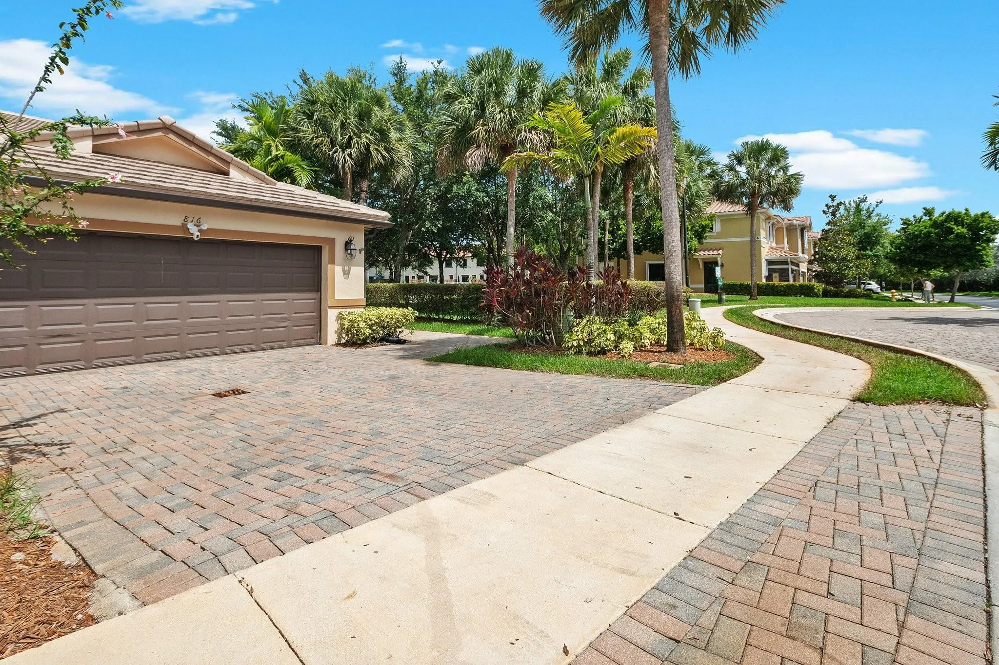 816 W Village Cir