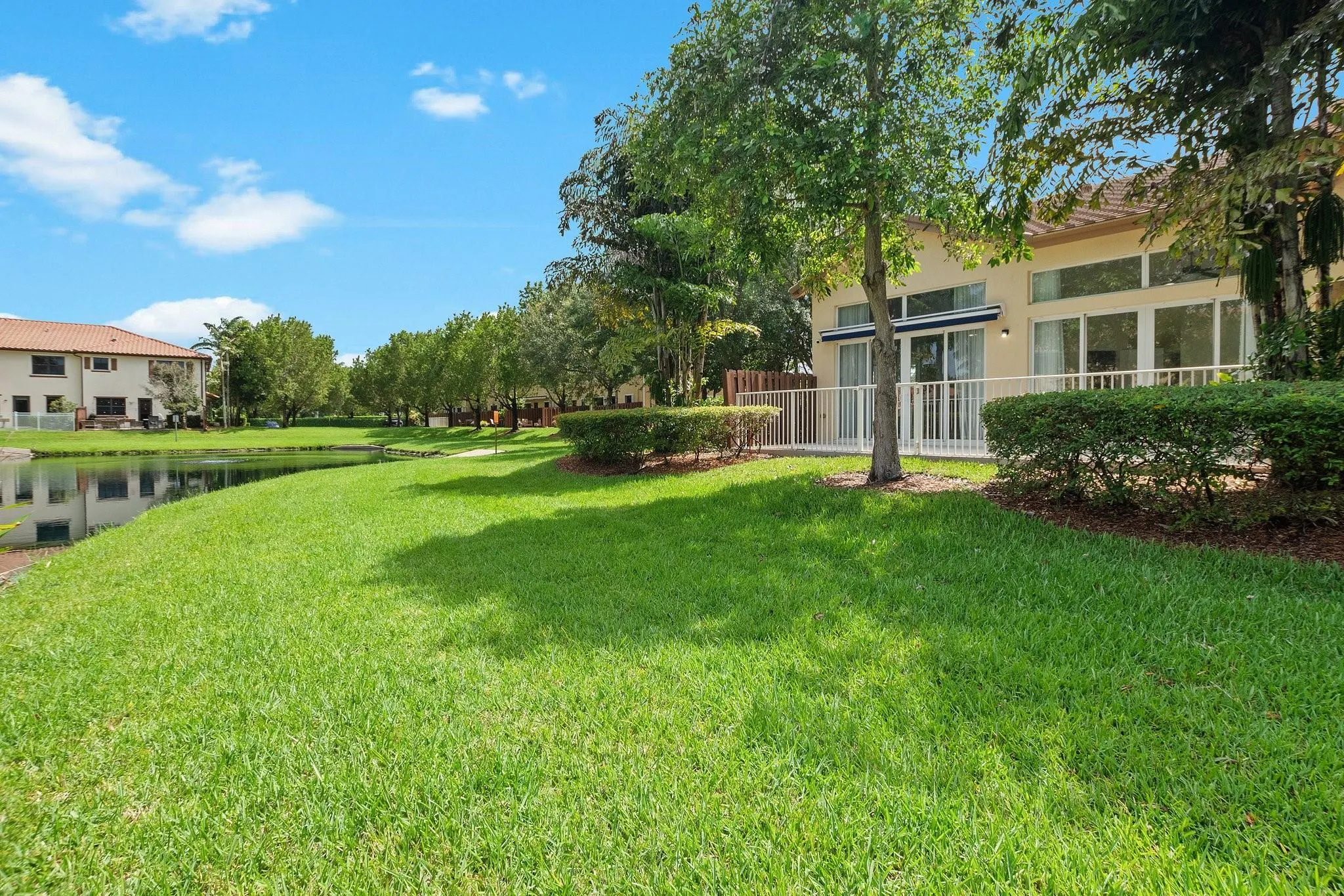 816 W Village Cir