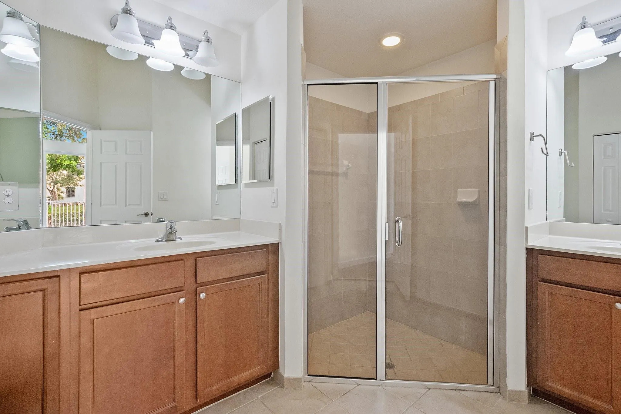 816 W Village Cir