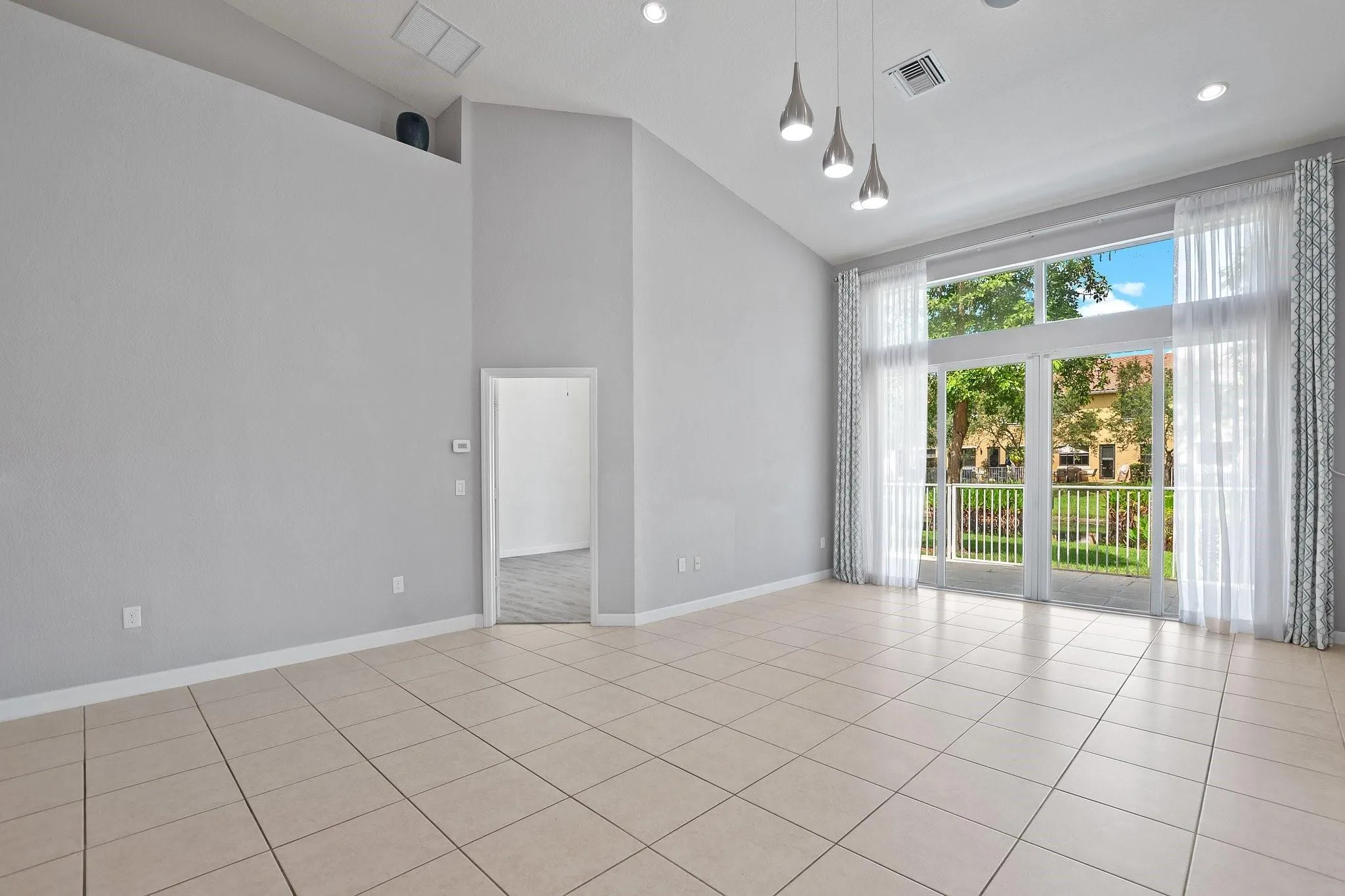 816 W Village Cir