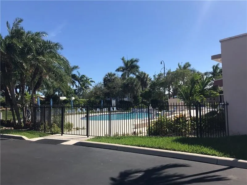 1319 E Hillsboro Blvd, #609
