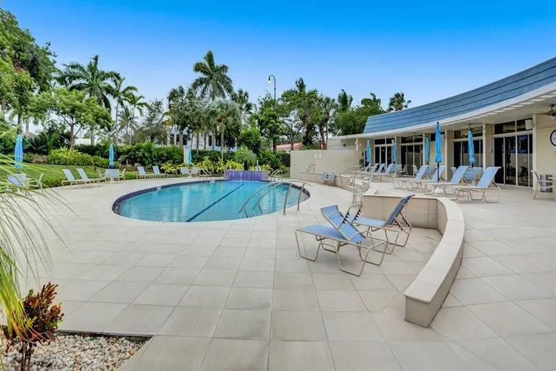 1319 E Hillsboro Blvd, #609