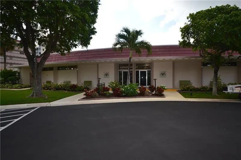 1319 E Hillsboro Blvd, #609