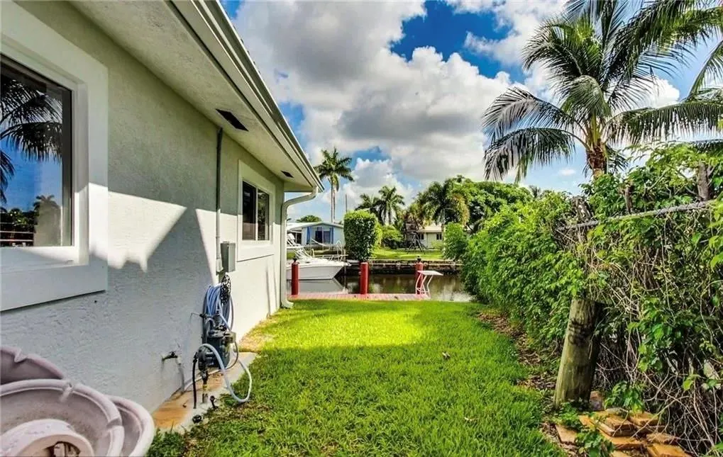 361 SE 9th Ct