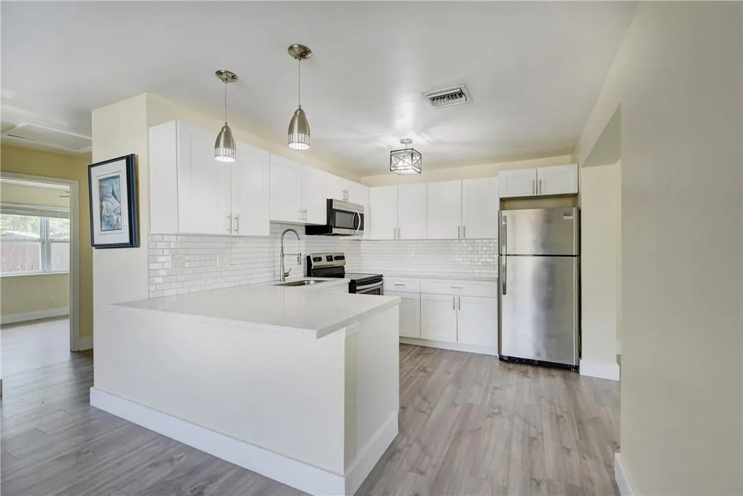 910 NE 23rd Pl