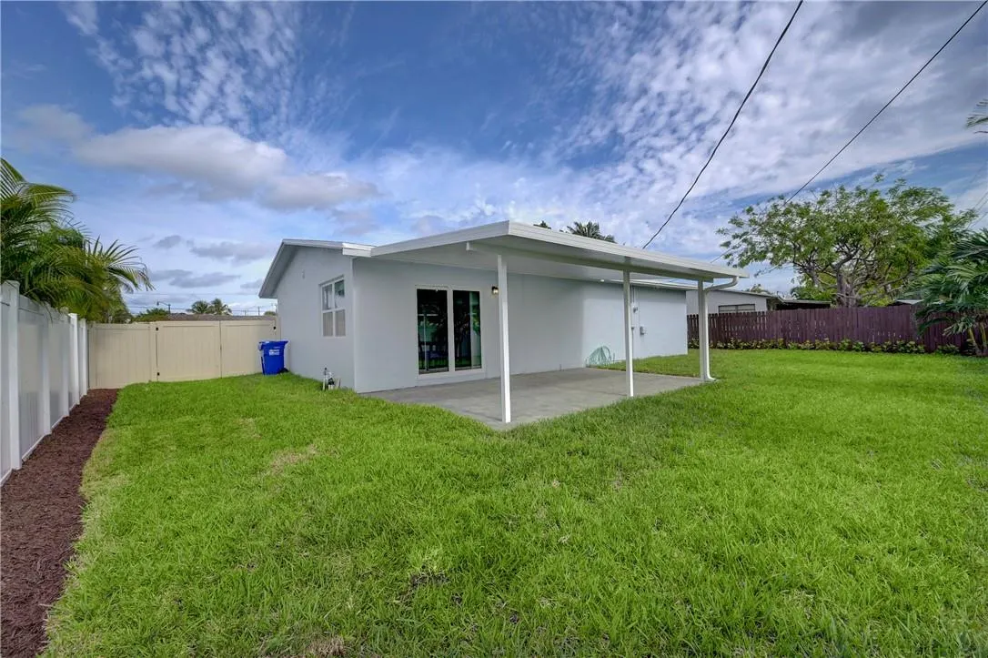 910 NE 23rd Pl