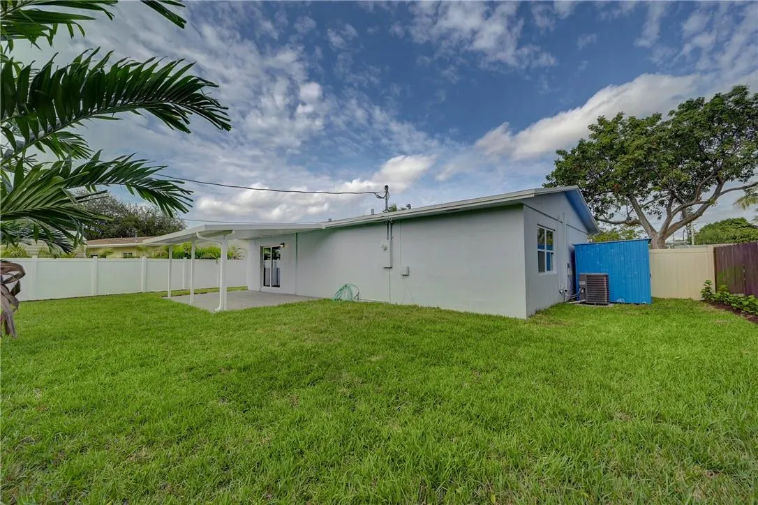 910 NE 23rd Pl