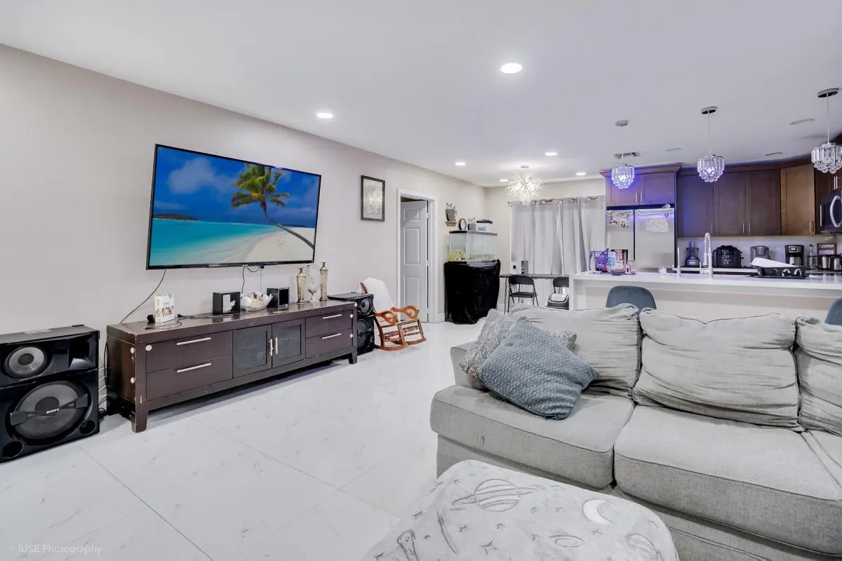 1880 SW 37th Way