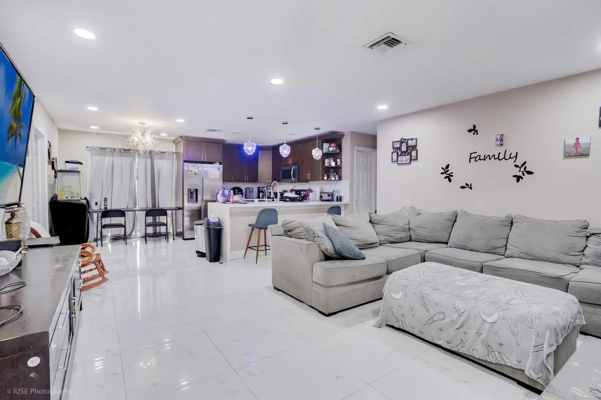 1880 SW 37th Way