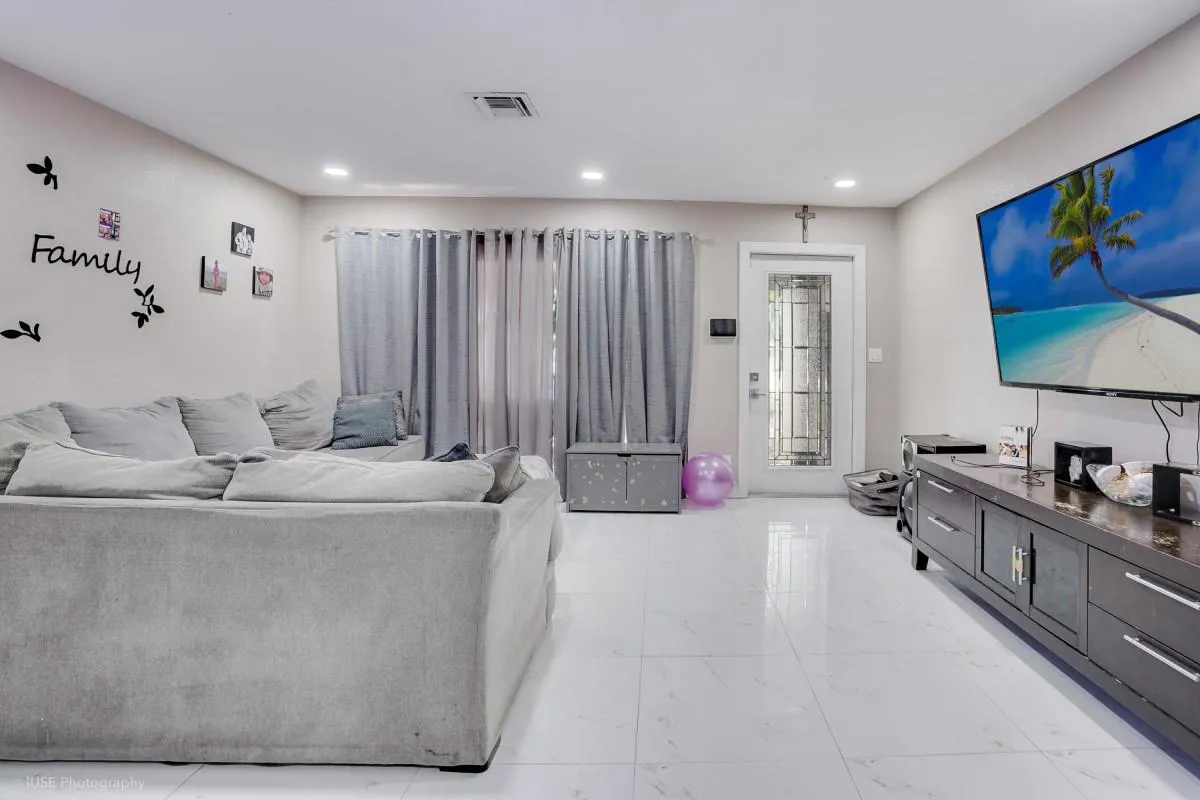 1880 SW 37th Way