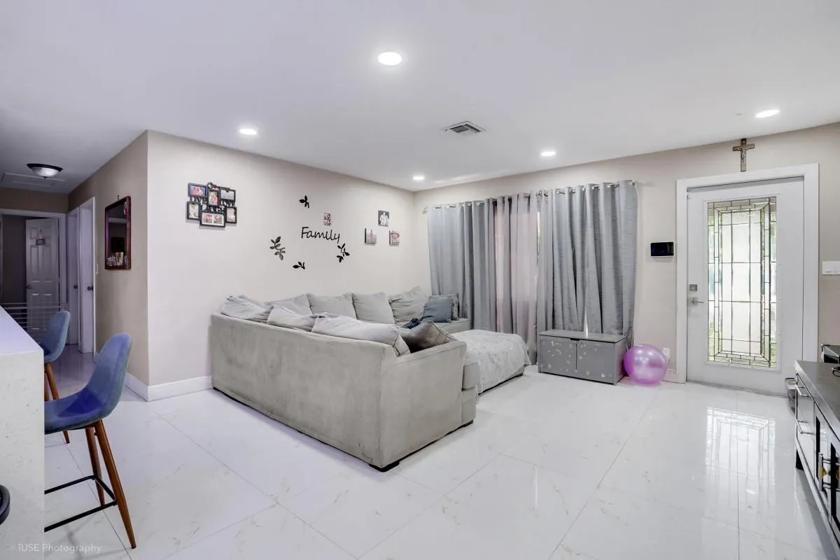 1880 SW 37th Way
