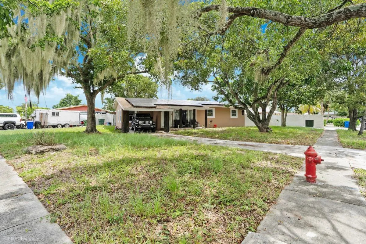 1880 SW 37th Way