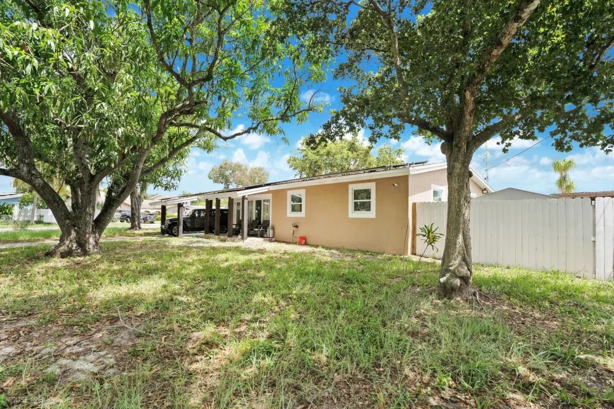1880 SW 37th Way