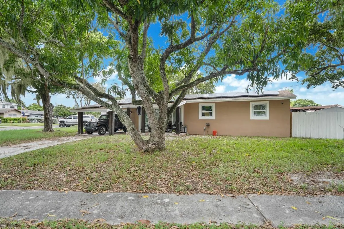 1880 SW 37th Way