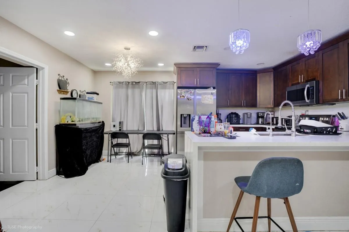 1880 SW 37th Way