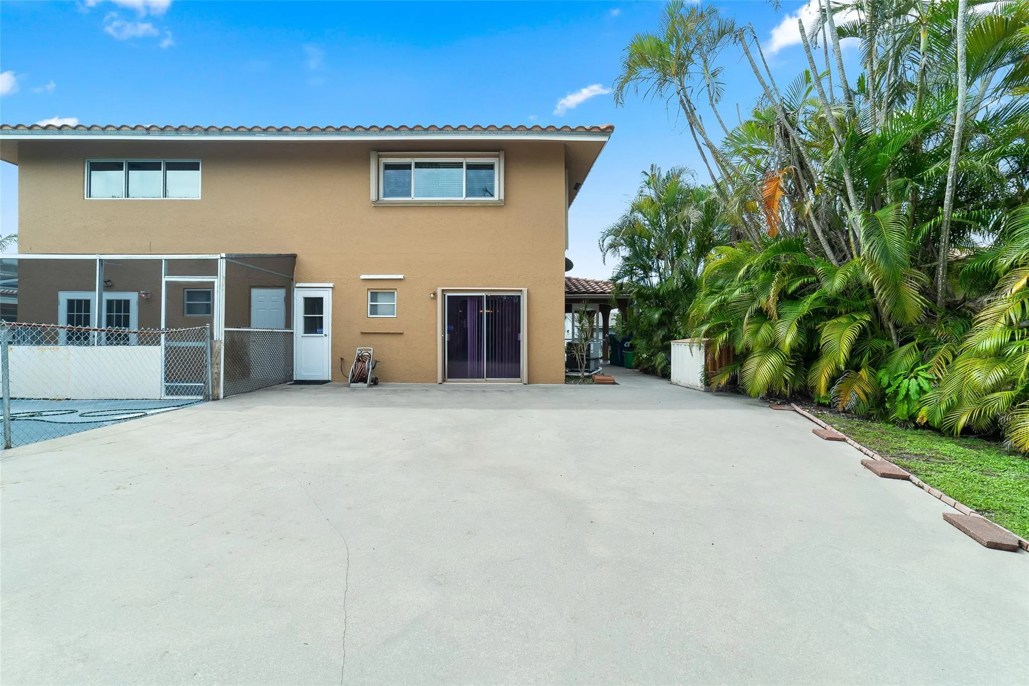 8939 NW 27th St