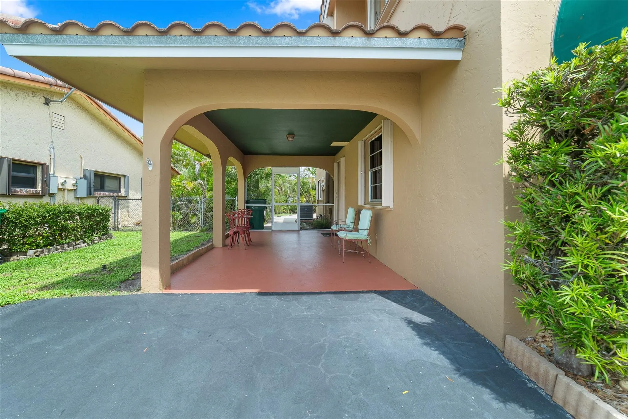 8939 NW 27th St