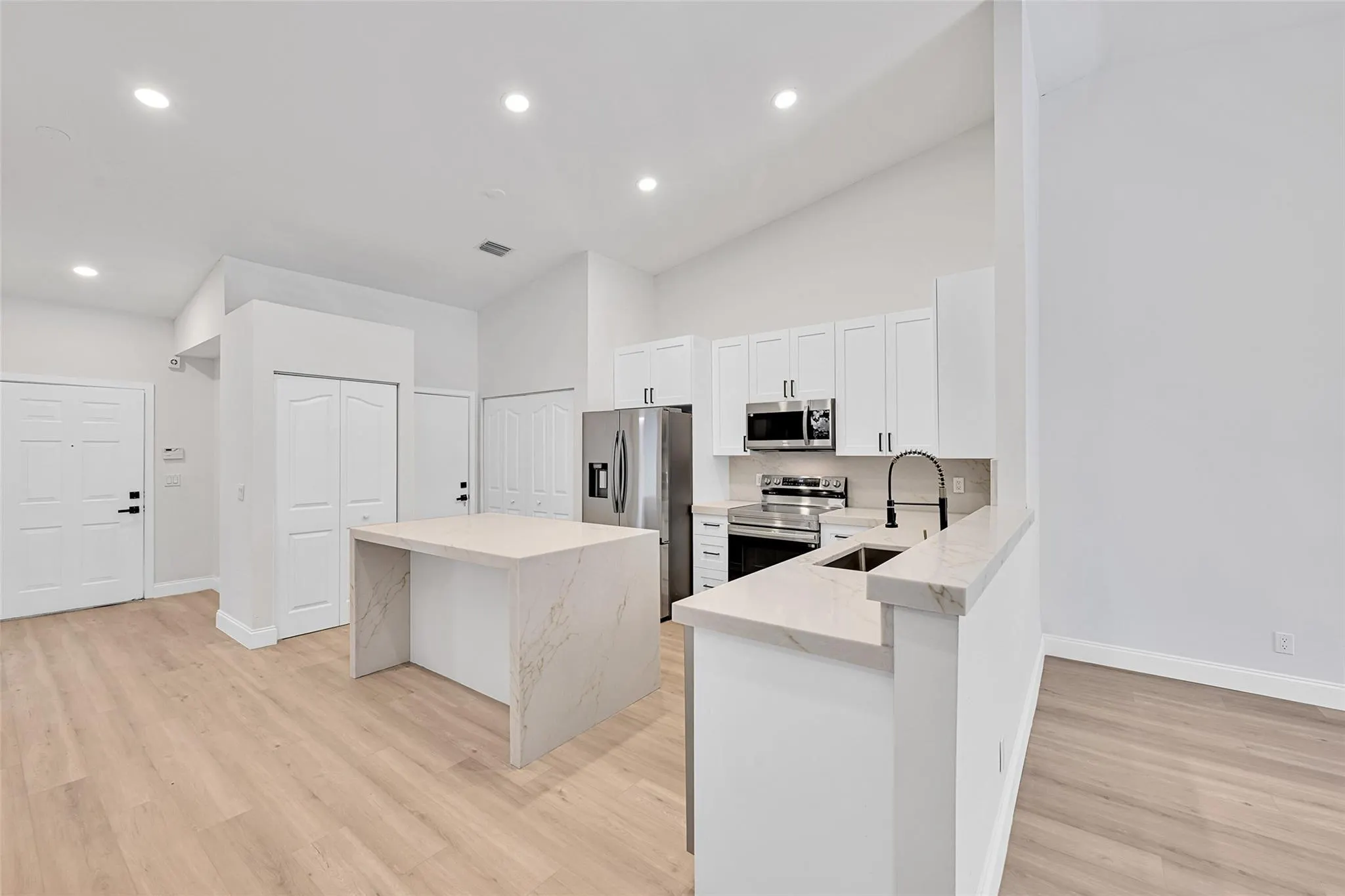 8402 Logia Cir
