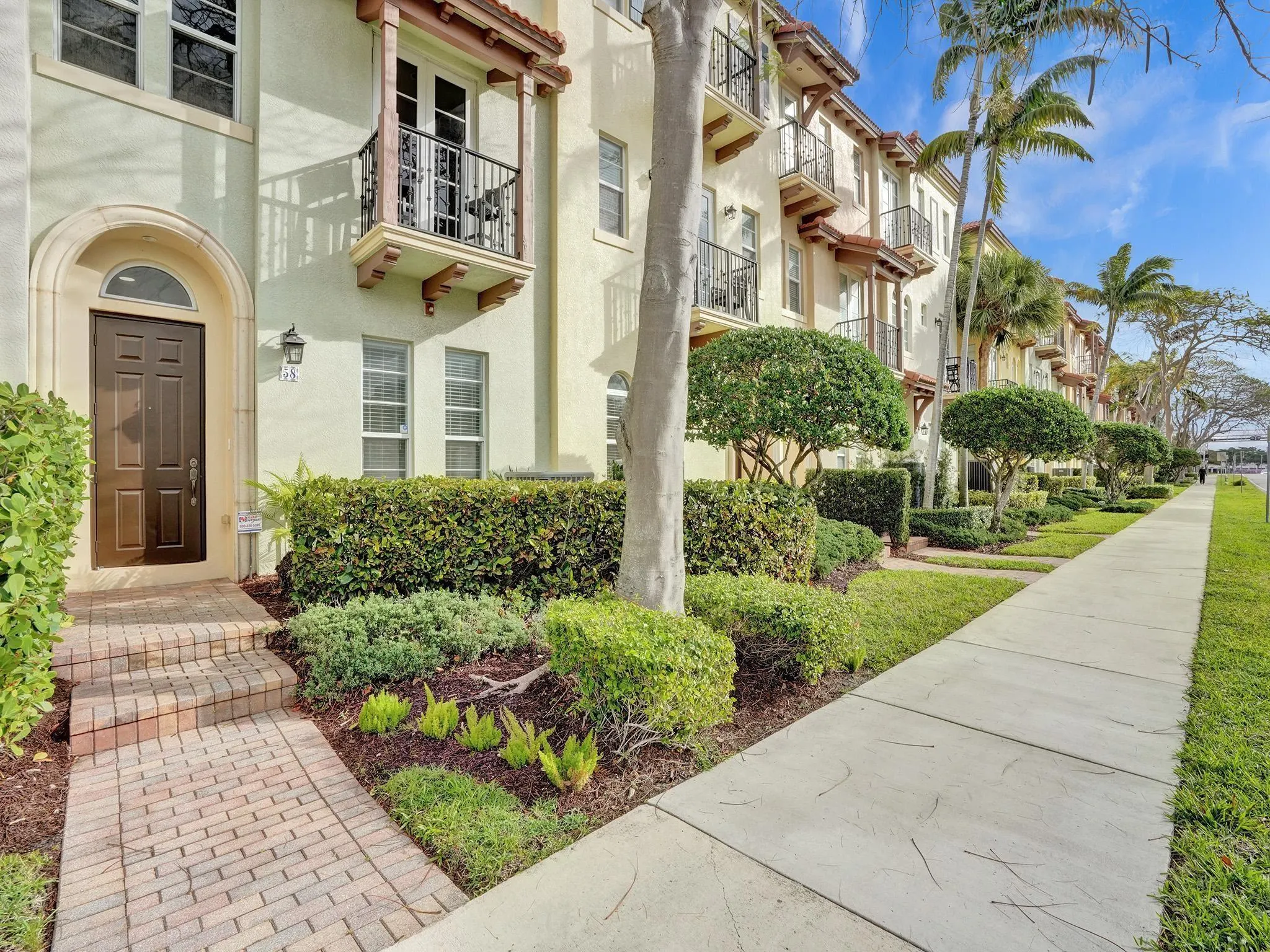 58 Via Floresta Dr