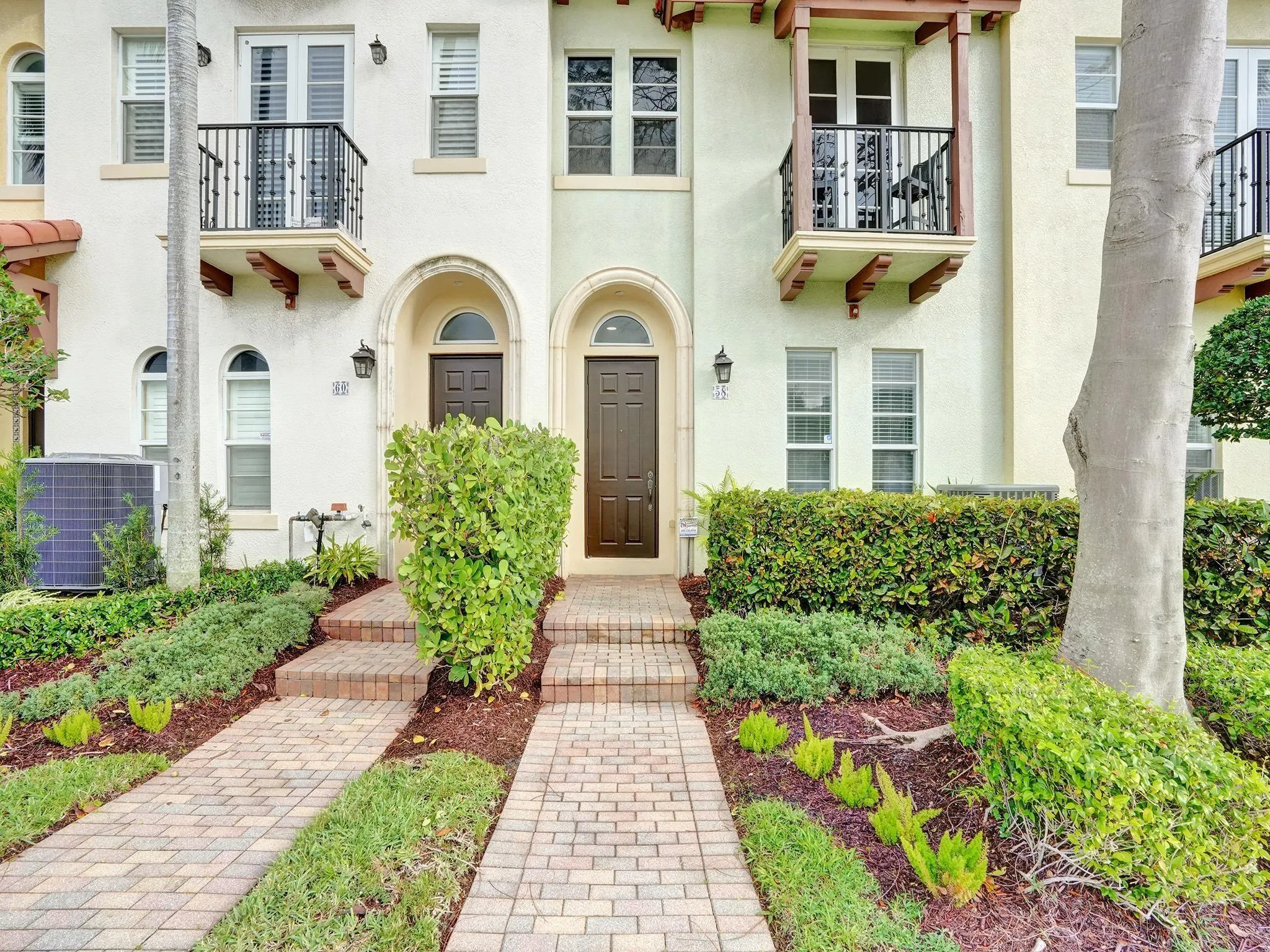 58 Via Floresta Dr